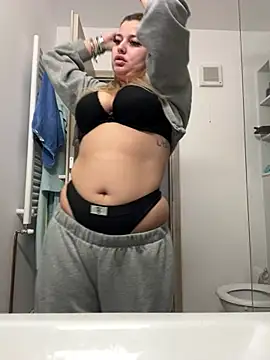 Snapshot of AllysonK chatting on February 6, 2026, 10:44 am AllysonK online show from February 6, 2026, 10:44 am