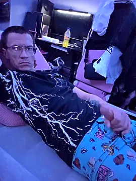 Hatchetwound6969 online show from April 3, 2026, 9:21 pm