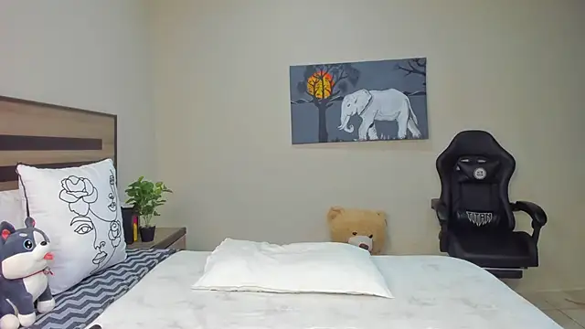 Renee-18 online show from April 14, 2026, 10:48 pm