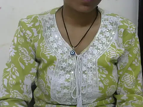 Snapshot of momo_lov chatting on October 4, 2025, 4:36 am momo lov online show from October 4, 2025, 4:36 am