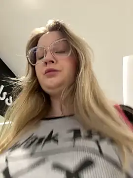 Teya moon  online show from February 4, 2026, 3:29 pm