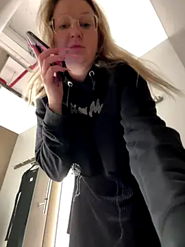 Snapshot of Teya_moon_ chatting on September 24, 2025, 12:55 pm Teya moon  online show from September 24, 2025, 12:55 pm