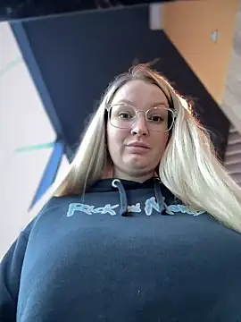 Snapshot of Teya_moon_ chatting on January 30, 2025, 11:22 am Teya moon  online show from January 30, 2025, 11:22 am