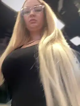 Snapshot of Teya_moon_ chatting on January 13, 2025, 12:02 pm Teya moon  online show from January 13, 2025, 12:02 pm