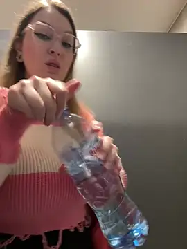 Teya moon  online show from February 10, 2026, 9:41 am