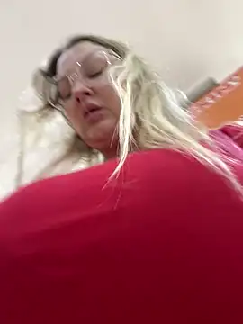 Snapshot of Teya_moon_ chatting on October 8, 2025, 1:56 pm Teya moon  online show from October 8, 2025, 1:56 pm