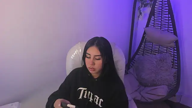 Chanttall  online show from November 22, 2025, 5:39 am