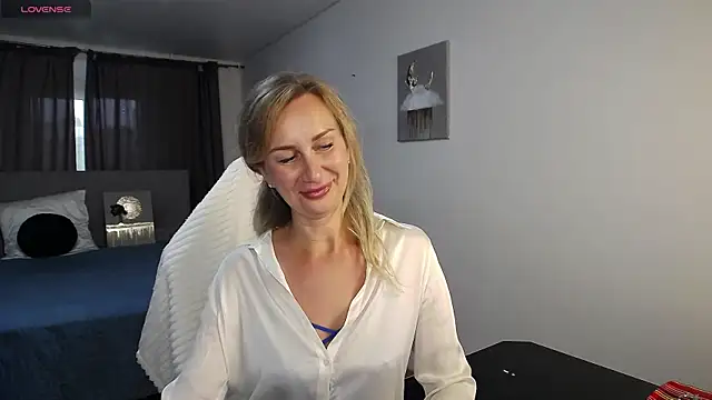 Vanessa Nowak online show from July 5, 2026, 1:40 pm