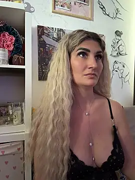 EvelynFrances online show from July 10, 2026, 1:33 pm