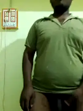 Snapshot of LRactive chatting on October 28, 2025, 8:19 pm LRactive online show from October 28, 2025, 8:19 pm