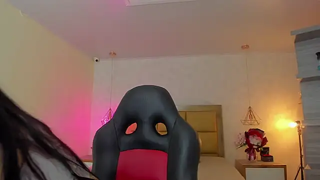 Snapshot of LARSONMIA chatting on February 19, 2026, 12:13 pm LARSONMIA online show from February 19, 2026, 12:13 pm