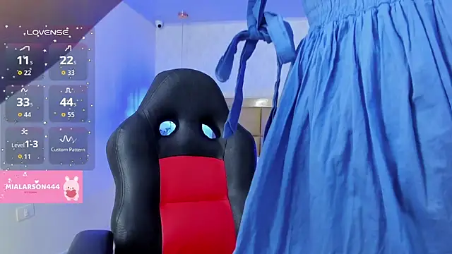 LARSONMIA online show from October 3, 2025, 12:17 pm