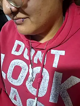 lucky-leah online show from November 21, 2025, 4:11 am