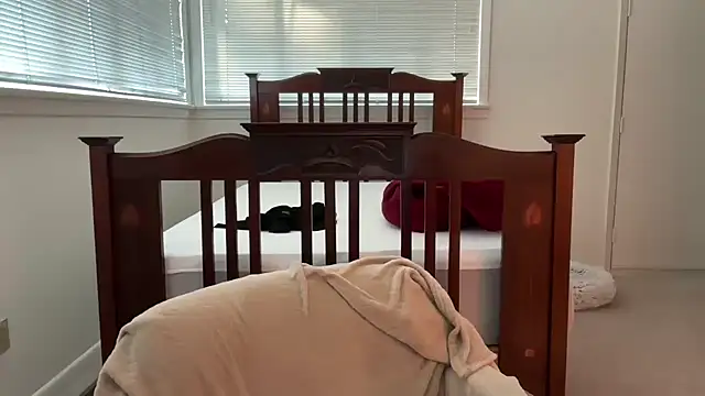 Snapshot of YUMIandbigWOLF chatting on March 31, 2026, 11:40 pm YUMIandbigWOLF online show from March 31, 2026, 11:40 pm