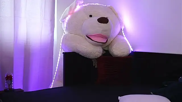 ivyleague  online show from April 21, 2026, 3:40 pm