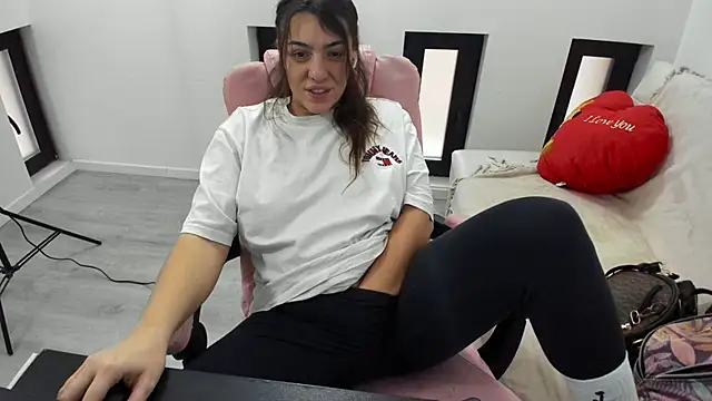 Snapshot of Dyana_Kaylinn chatting on February 8, 2026, 6:00 am Dyana Kaylinn online show from February 8, 2026, 6:00 am