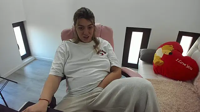 Snapshot of Dyana_Kaylinn chatting on April 7, 2026, 4:58 am Dyana Kaylinn online show from April 7, 2026, 4:58 am