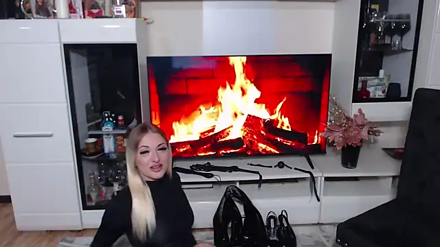 Snapshot of GodessJulia chatting on December 3, 2025, 10:42 pm GodessJulia online show from December 3, 2025, 10:42 pm