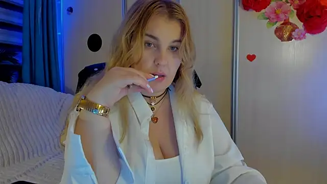 Snapshot of CoraSwon chatting on November 25, 2025, 7:36 pm CoraSwon online show from November 25, 2025, 7:36 pm