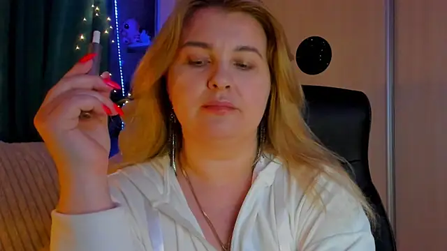 Snapshot of CoraSwon chatting on March 21, 2026, 4:44 pm CoraSwon online show from March 21, 2026, 4:44 pm