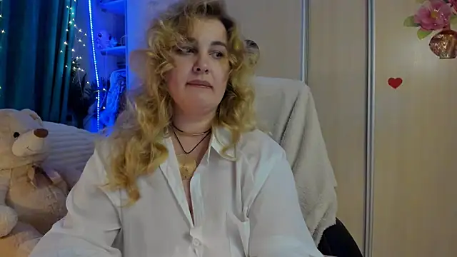 Snapshot of CoraSwon chatting on March 18, 2026, 6:09 pm CoraSwon online show from March 18, 2026, 6:09 pm