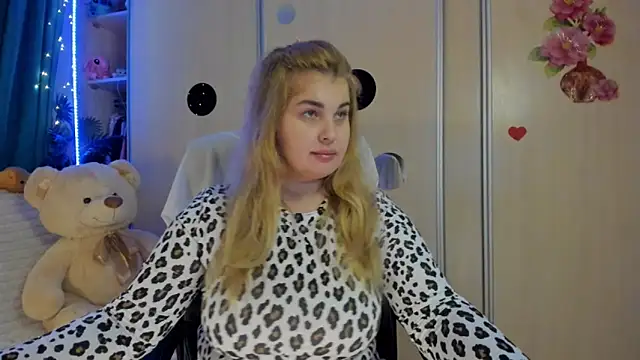 Snapshot of CoraSwon chatting on March 2, 2026, 5:42 pm CoraSwon online show from March 2, 2026, 5:42 pm