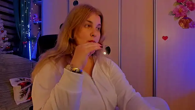 Snapshot of CoraSwon chatting on December 22, 2025, 9:15 pm CoraSwon online show from December 22, 2025, 9:15 pm