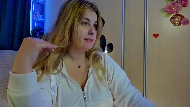 Snapshot of CoraSwon chatting on April 14, 2026, 7:24 am CoraSwon online show from April 14, 2026, 7:24 am