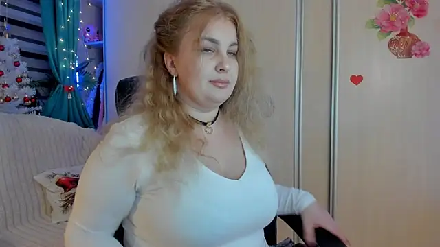 Snapshot of CoraSwon chatting on December 20, 2025, 6:22 pm CoraSwon online show from December 20, 2025, 6:22 pm