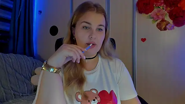 Snapshot of CoraSwon chatting on November 17, 2025, 5:50 pm CoraSwon online show from November 17, 2025, 5:50 pm