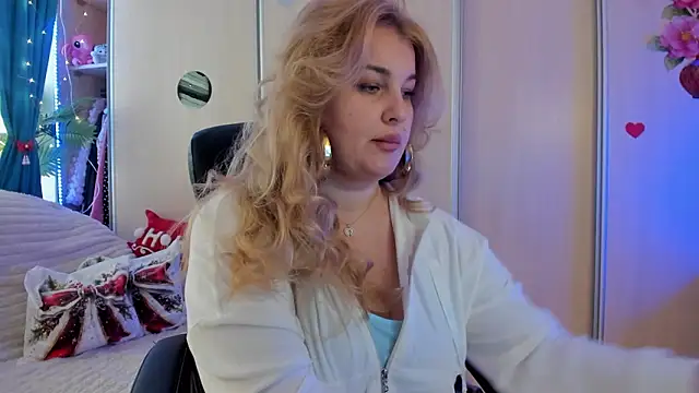 Snapshot of CoraSwon chatting on January 10, 2026, 11:16 am CoraSwon online show from January 10, 2026, 11:16 am