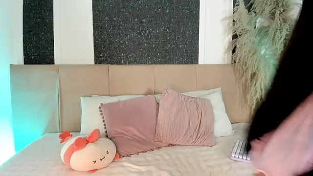 Alaia Manson online show from February 21, 2026, 7:38 pm