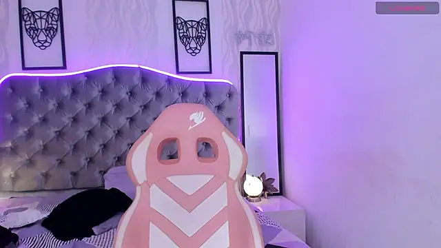 mmoonlightt  online show from February 4, 2025, 6:49 pm