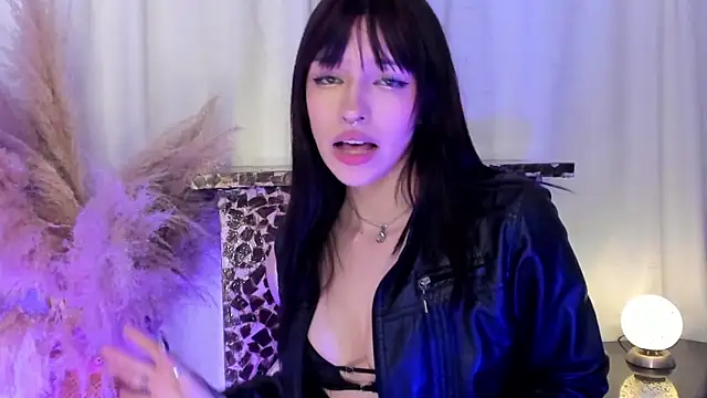 mmoonlightt  online show from February 27, 2025, 8:42 pm