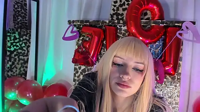 mmoonlightt  online show from February 14, 2025, 5:03 pm