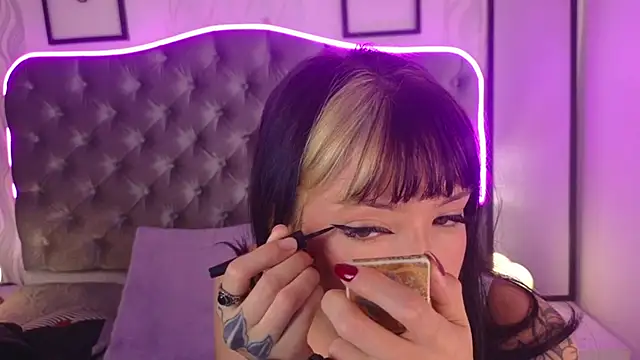 mmoonlightt  online show from December 19, 2024, 2:02 pm