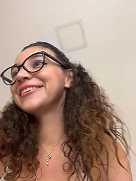 uniquerossie online show from December 23, 2025, 8:02 am