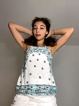 uniquerossie online show from December 18, 2025, 8:08 am