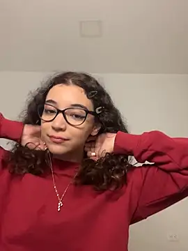 uniquerossie online show from December 5, 2025, 8:02 am