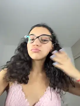 uniquerossie online show from February 17, 2026, 7:27 am