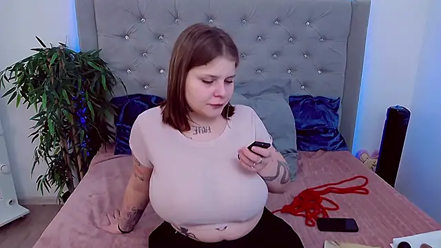 Snapshot of RosaliaRo chatting on December 7, 2024, 6:32 pm RosaliaRo online show from December 7, 2024, 6:32 pm