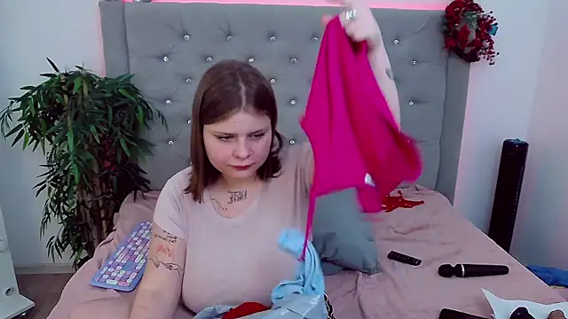 Snapshot of RosaliaRo chatting on December 12, 2024, 9:48 pm RosaliaRo online show from December 12, 2024, 9:48 pm