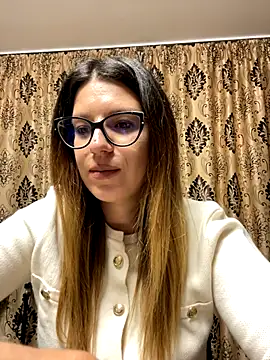 NadiraNoor online show from September 18, 2025, 8:45 pm