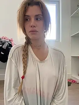 EmiliaCatalina online show from November 20, 2025, 4:40 pm