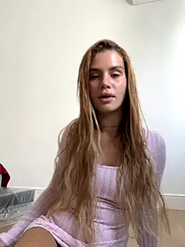 EmiliaCatalina online show from November 3, 2025, 6:33 pm