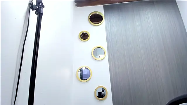 NICOLSKINNY1 online show from December 18, 2025, 7:50 pm