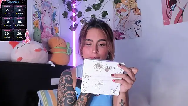 Snapshot of Violette-Ramirez01 chatting on January 9, 2025, 8:22 pm Violette-Ramirez01 online show from January 9, 2025, 8:22 pm