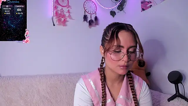 Snapshot of Violette-Ramirez01 chatting on March 14, 2025, 11:22 pm Violette-Ramirez01 online show from March 14, 2025, 11:22 pm