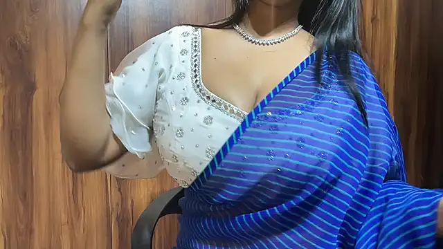 Snapshot of julie_08 chatting on December 3, 2025, 7:24 pm julie 08 online show from December 3, 2025, 7:24 pm