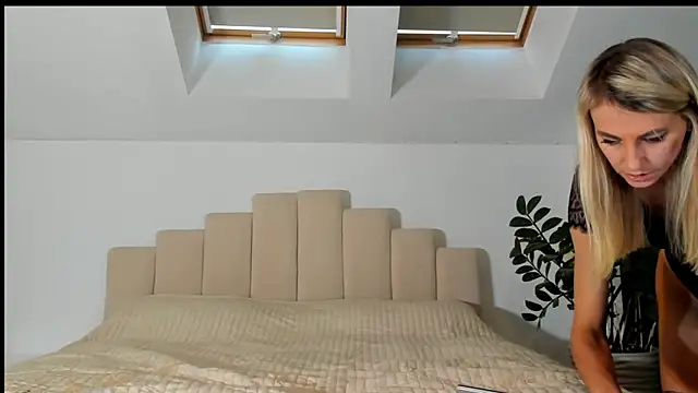 Snapshot of LunAnna chatting on September 25, 2025, 2:12 pm LunAnna online show from September 25, 2025, 2:12 pm